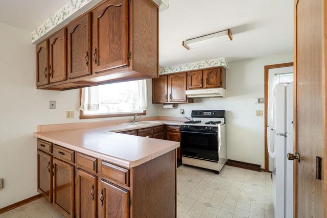 2938 Stonebridge DRIVE, Racine, WI 53404