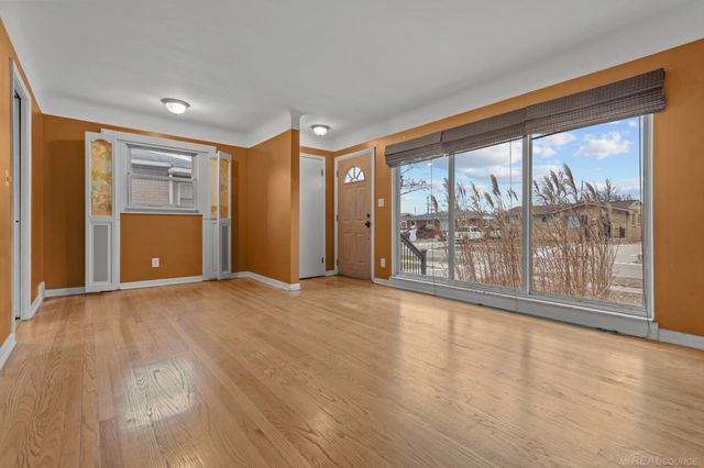 21431 Lakebreeze Street, St Clair Shores, MI 48082