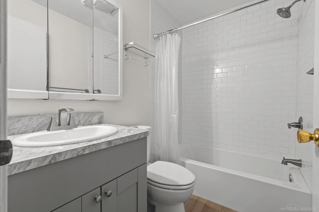 21431 Lakebreeze Street, St Clair Shores, MI 48082