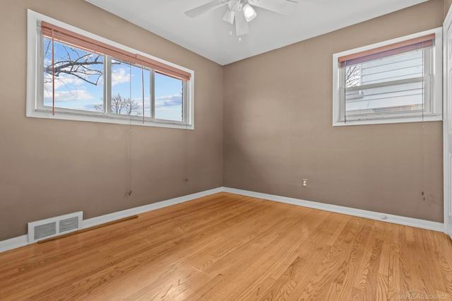 21431 Lakebreeze Street, St Clair Shores, MI 48082