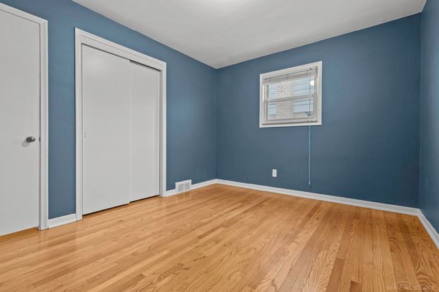 21431 Lakebreeze Street, St Clair Shores, MI 48082