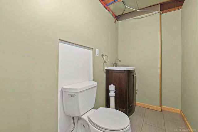 21431 Lakebreeze Street, St Clair Shores, MI 48082