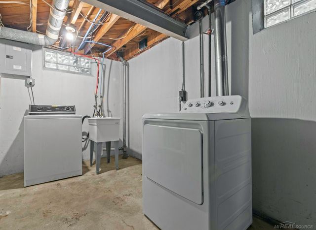 21431 Lakebreeze Street, St Clair Shores, MI 48082