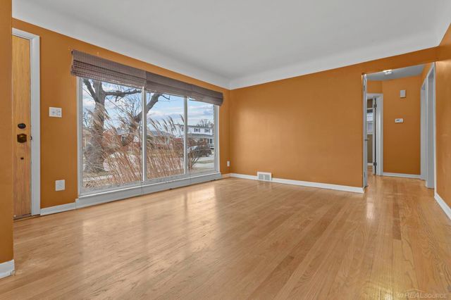 21431 Lakebreeze Street, St Clair Shores, MI 48082