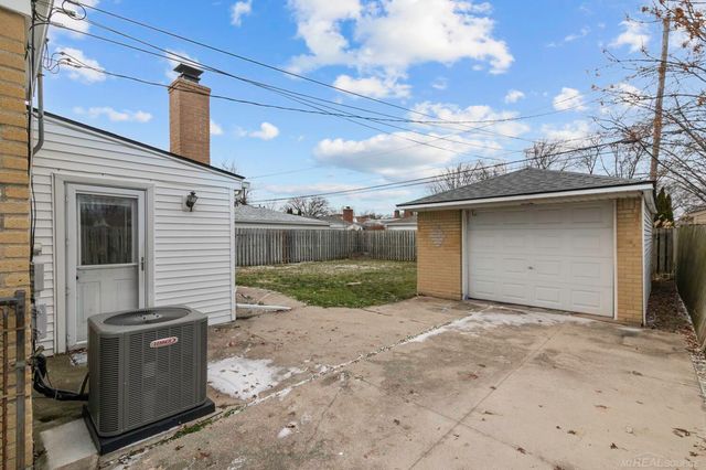 21431 Lakebreeze Street, St Clair Shores, MI 48082