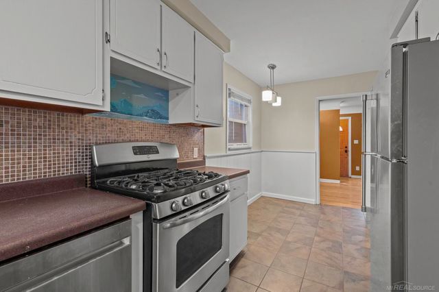 21431 Lakebreeze Street, St Clair Shores, MI 48082