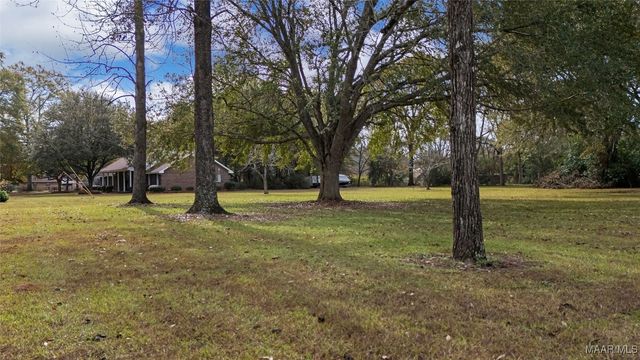 6821 Buttercup Drive, Elmore, AL 36025