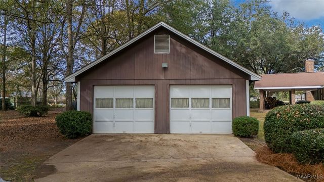 6821 Buttercup Drive, Elmore, AL 36025