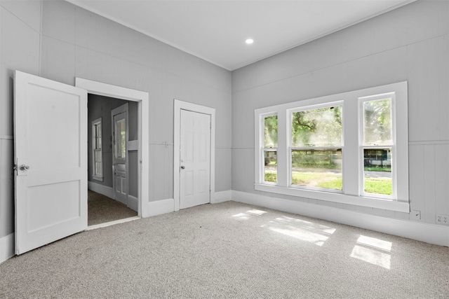 707 S Robinson Street, Cleburne, TX 76031