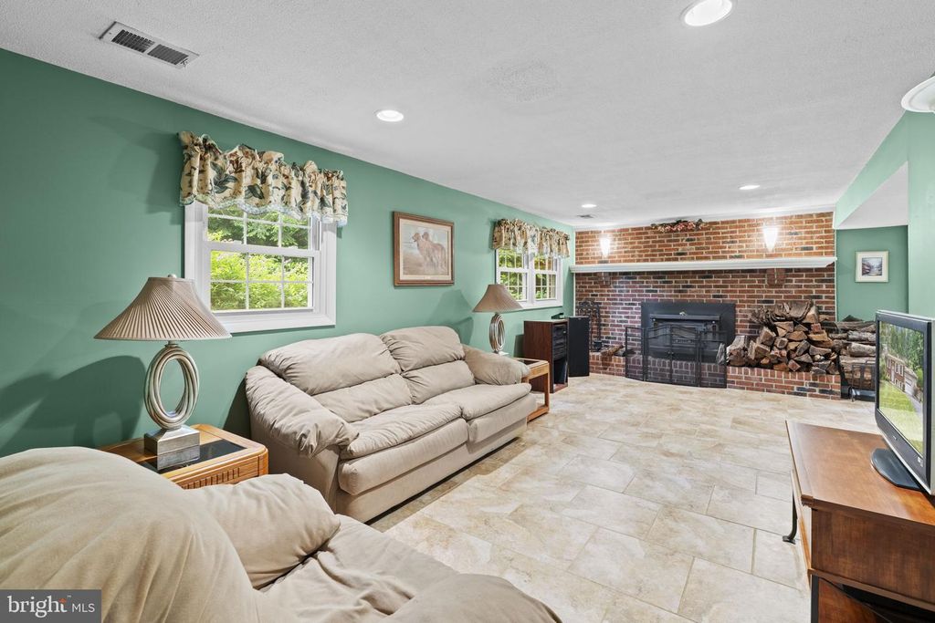 Image 19 of property listing at 8819 LAFAYETTE DR, Owings, MD 20736
