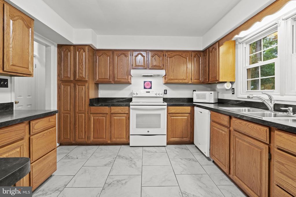 Image 8 of property listing at 8819 LAFAYETTE DR, Owings, MD 20736