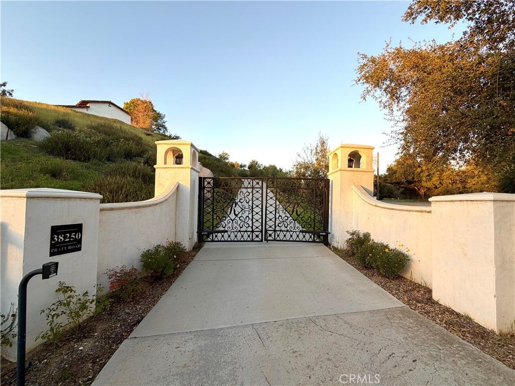 Image 2 of property listing at 38250 Pratt Road, Temecula, CA 92592