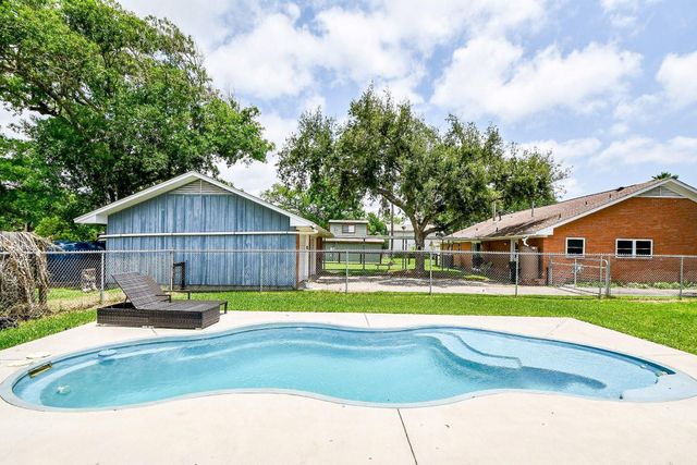 204 S Bay Boulevard, Palacios, TX 77465