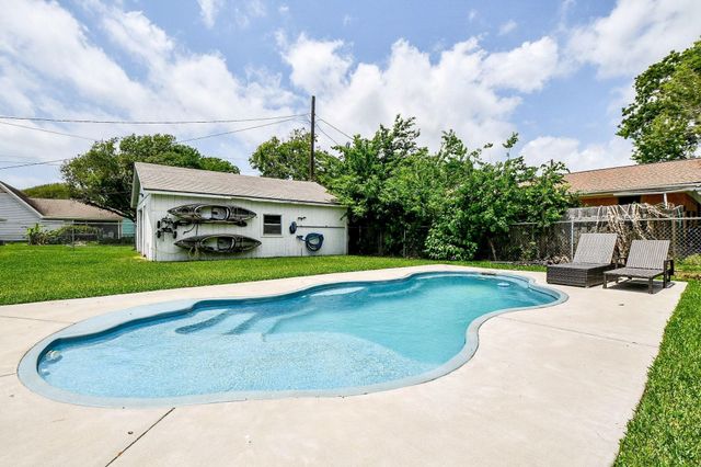 204 S Bay Boulevard, Palacios, TX 77465