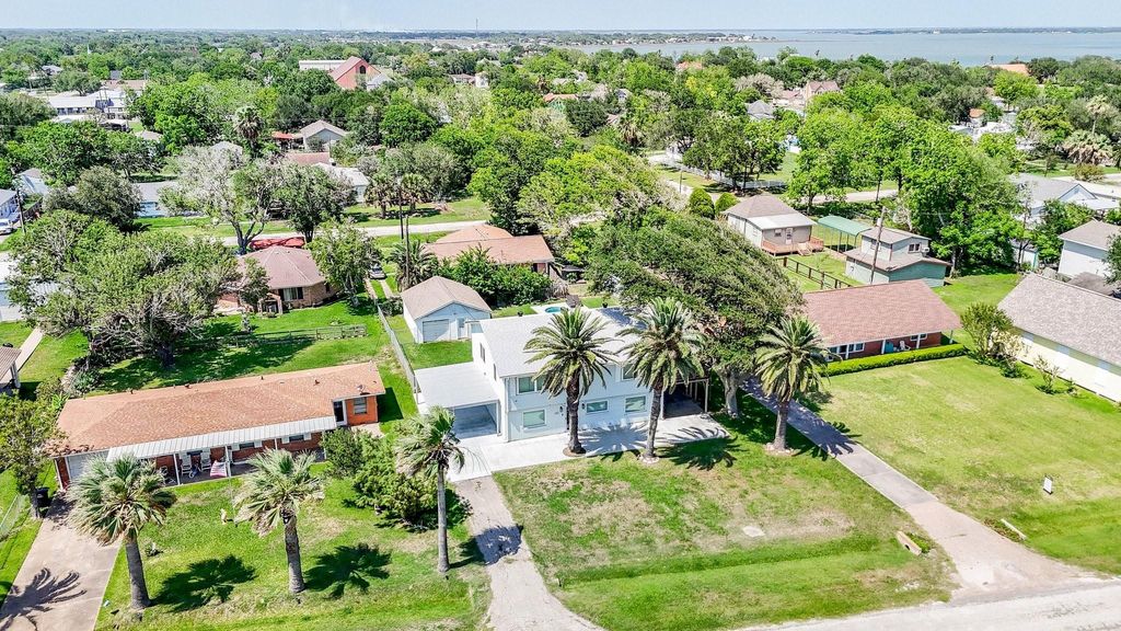 204 S Bay Boulevard, Palacios, TX 77465