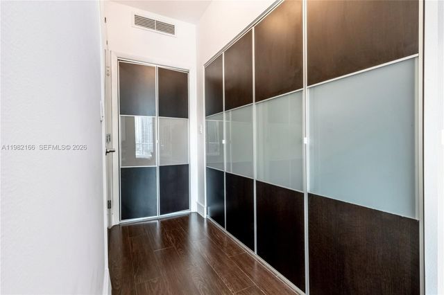 90 SW 3rd St 2116, Miami, FL 33130