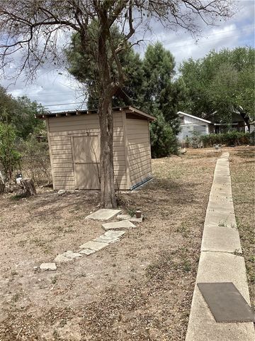 1021 E 2nd St, Alice, TX 78332