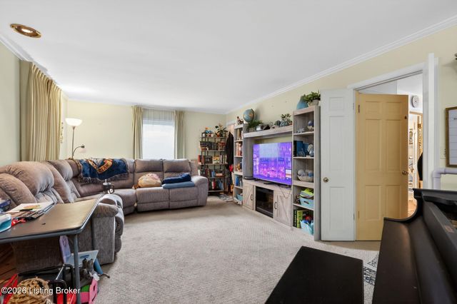 3503 Pinecone Cir, Louisville, KY 40241