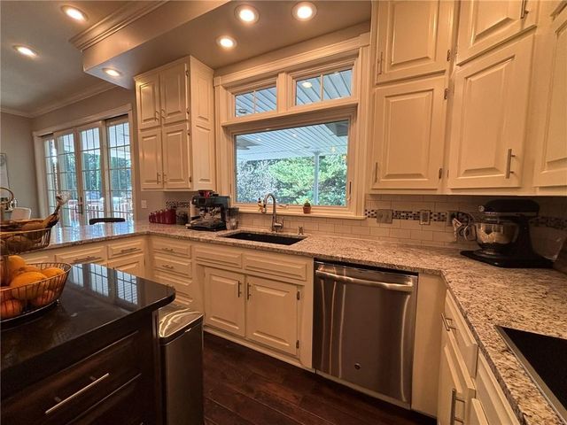 28 Court Lane, St Joseph, MO 64506