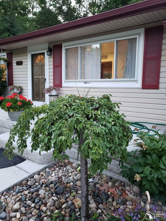 33790 Steadman Road, New Boston, MI 48164