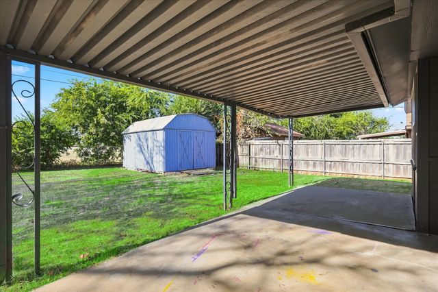 104 Stephen Drive, Sanger, TX 76266
