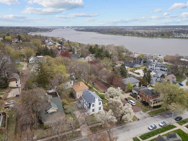 1200 E 9th Street, Davenport, IA 52803