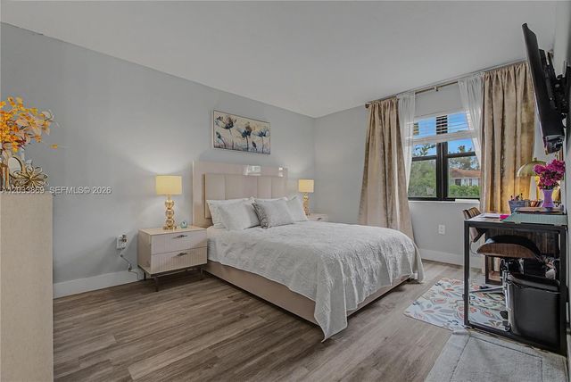 10227 NW 9th St Cir 206-3, Miami, FL 33172