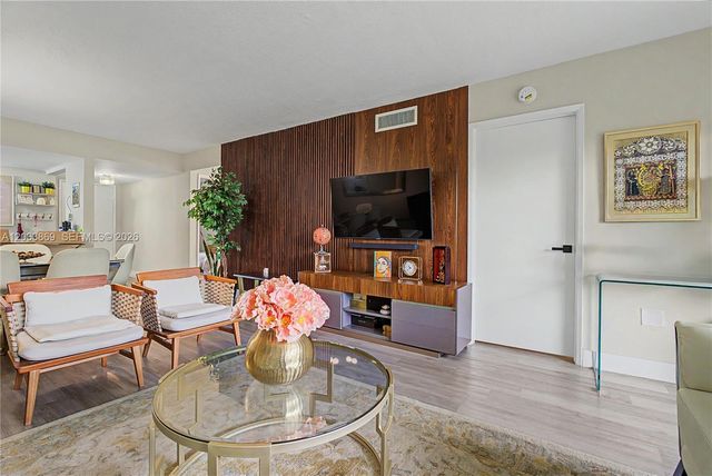10227 NW 9th St Cir 206-3, Miami, FL 33172
