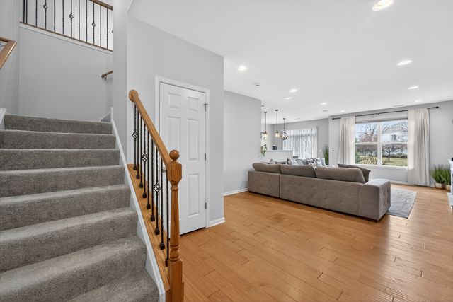 6N385 Whitmore Circle B, St. Charles, IL 60174