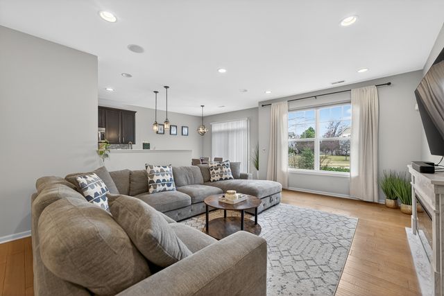 6N385 Whitmore Circle B, St. Charles, IL 60174