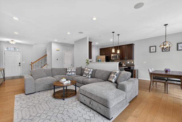 6N385 Whitmore Circle B, St. Charles, IL 60174