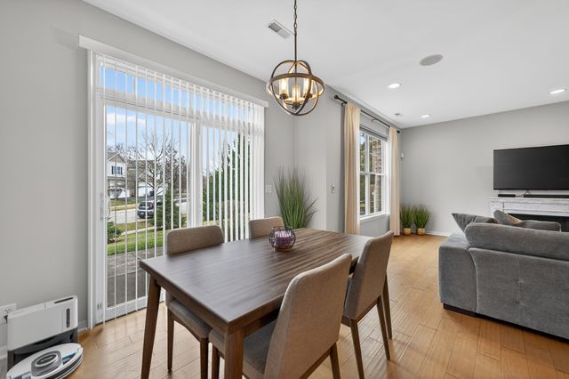 6N385 Whitmore Circle B, St. Charles, IL 60174