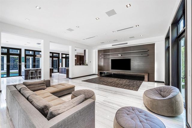 8961 SW 62nd Ct, Pinecrest, FL 33156