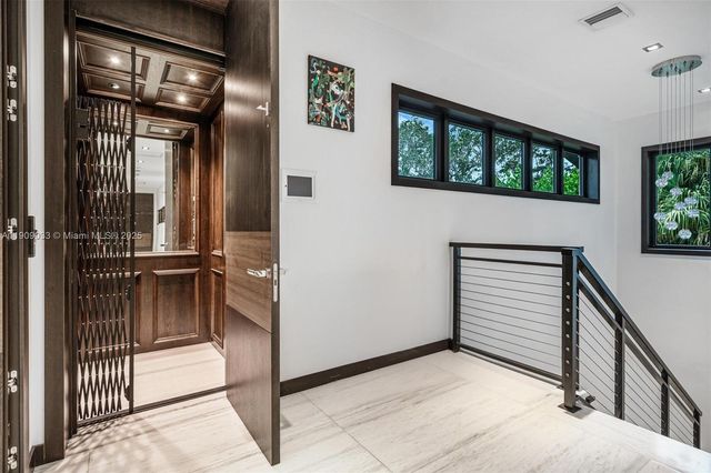 8961 SW 62nd Ct, Pinecrest, FL 33156