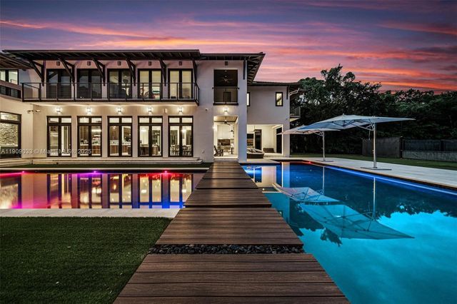 8961 SW 62nd Ct, Pinecrest, FL 33156