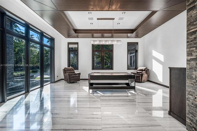 8961 SW 62nd Ct, Pinecrest, FL 33156