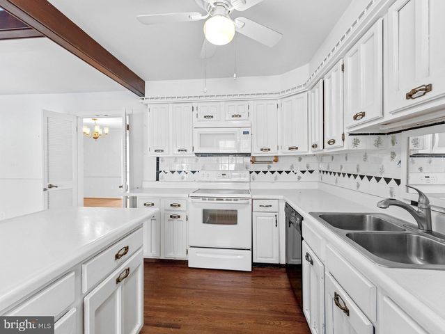 25 ESSEX PL, Newtown, PA 18940