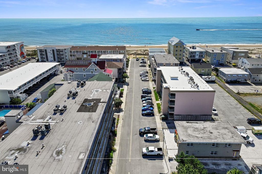 Image 7 of property listing at 13 44TH ST #402, Ocean City, MD 21842