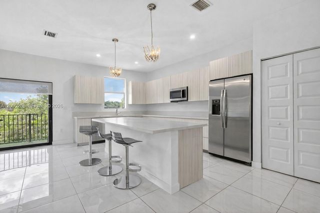 10467 NW 82nd St 11, Doral, FL 33178