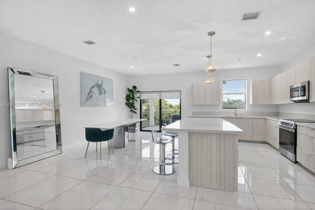 10467 NW 82nd St 11, Doral, FL 33178