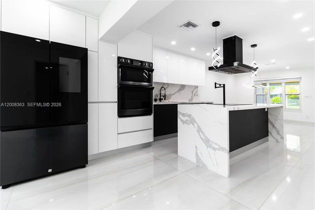 4530 SW 34th Dr, Dania Beach, FL 33312