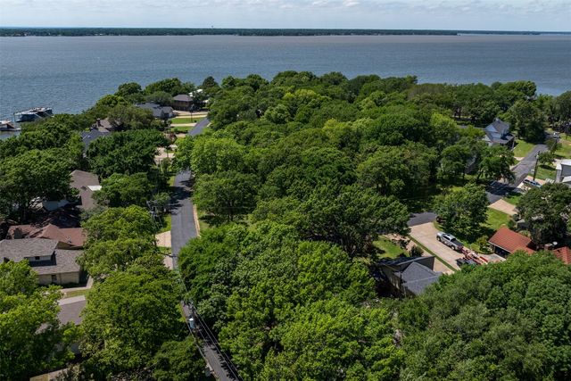 697 Enchanted Isles Drive, Mabank, TX 75156