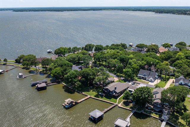 697 Enchanted Isles Drive, Mabank, TX 75156