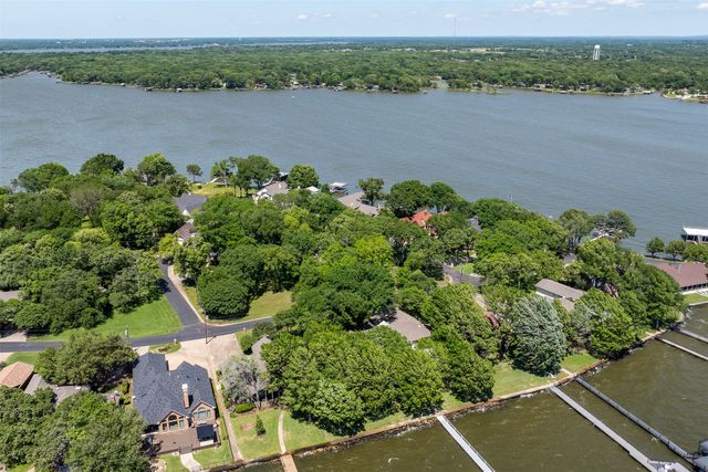 697 Enchanted Isles Drive, Mabank, TX 75156