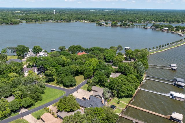 697 Enchanted Isles Drive, Mabank, TX 75156