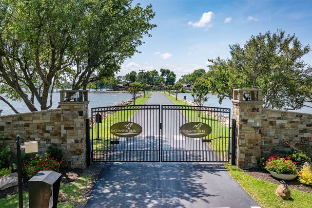 697 Enchanted Isles Drive, Mabank, TX 75156