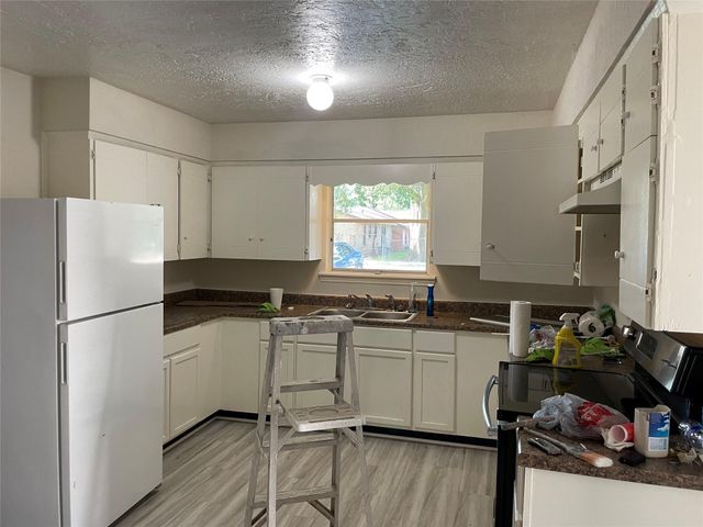 1417 W Talmadge Street, Alvin, TX 77511