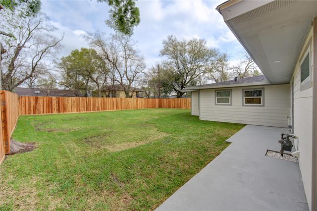 6027 Kenilwood Drive, Houston, TX 77033
