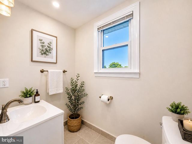 2851 ROBINSON PL SE, Washington, DC 20020
