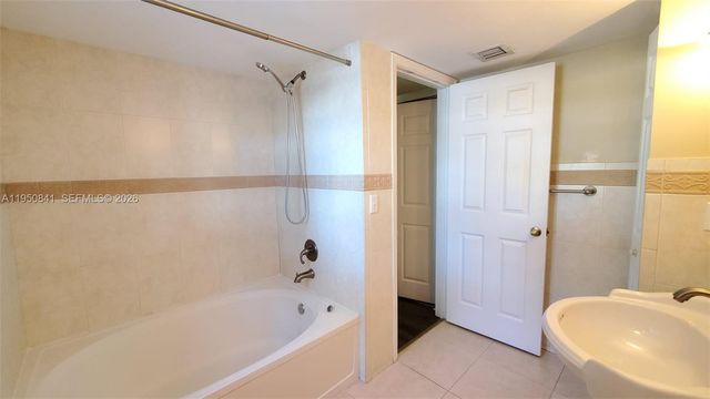 577 SW 111th Ln 203, Pembroke Pines, FL 33025